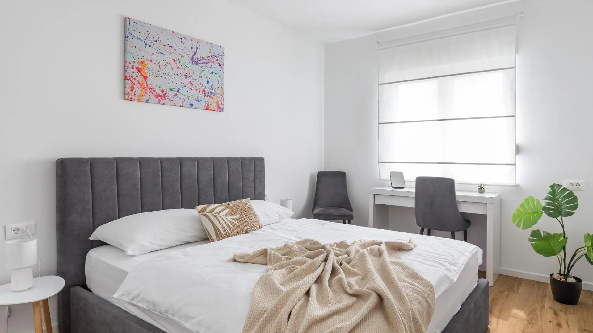 Did' Apartment Split