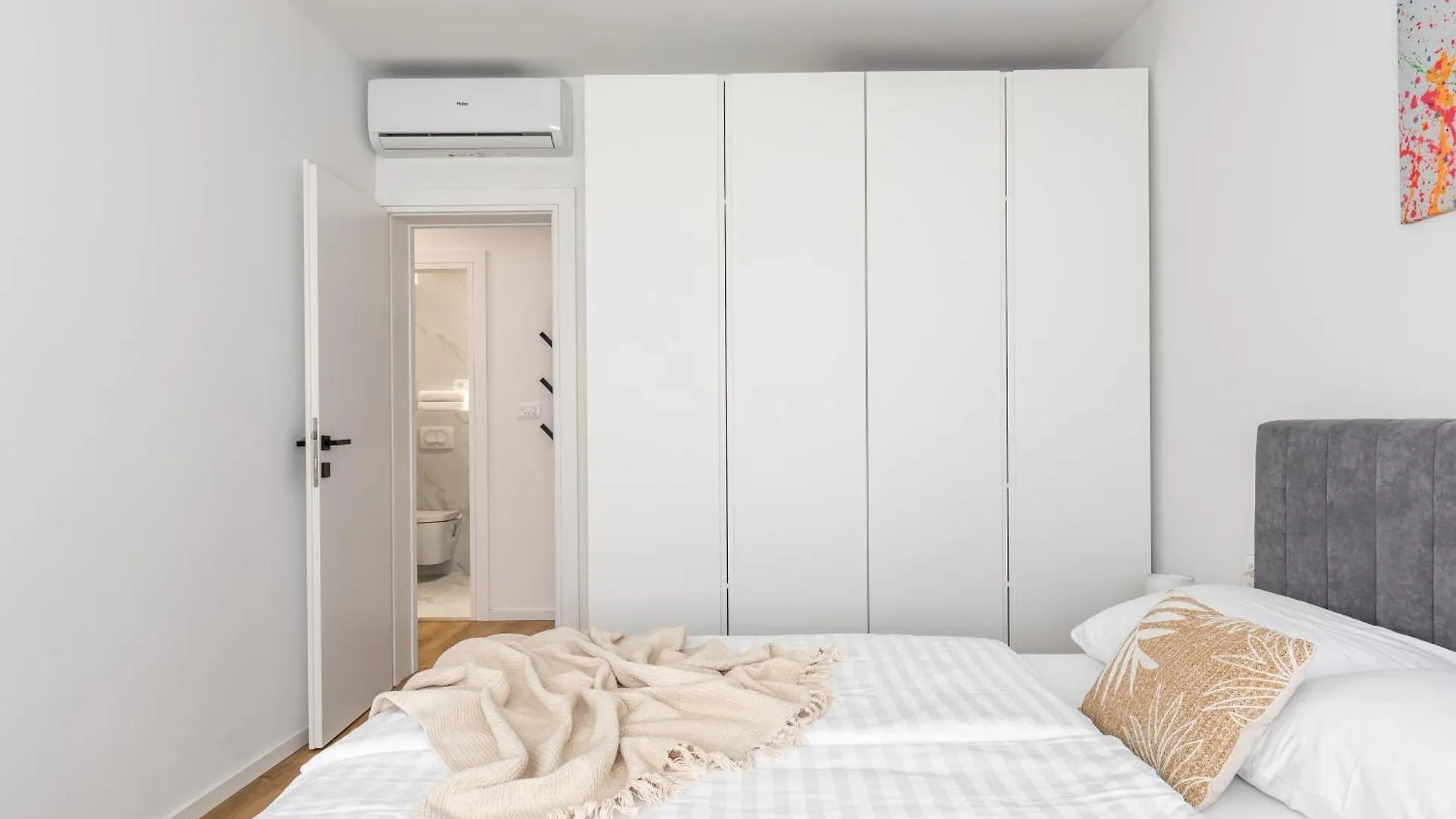 Did' Apartment Split