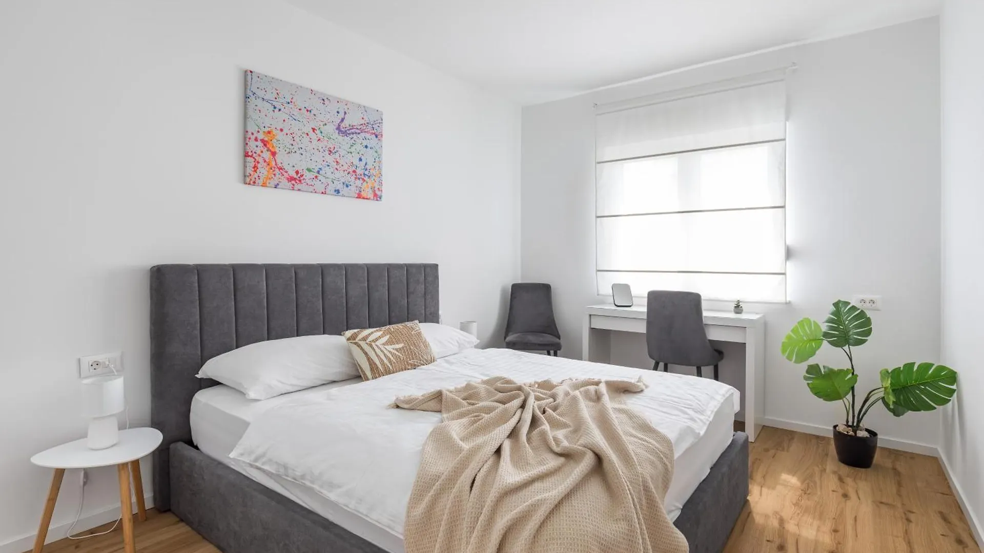 Did' Apartment Split